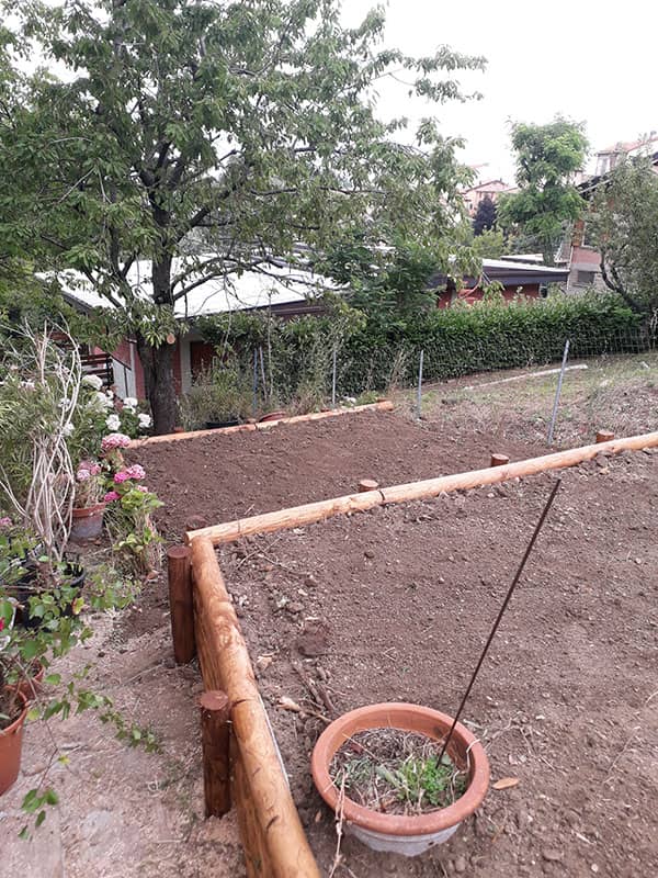Terrazzamento di giardino residenziale