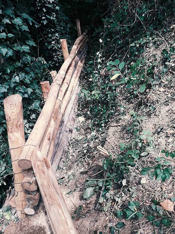Recinzione in area boschiva con pali di castagno